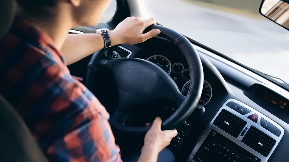 Adolescent de 15 ani, prins după ce a furat o mașină și a provocat un accident în Sibiu. Era băut și nu avea permis