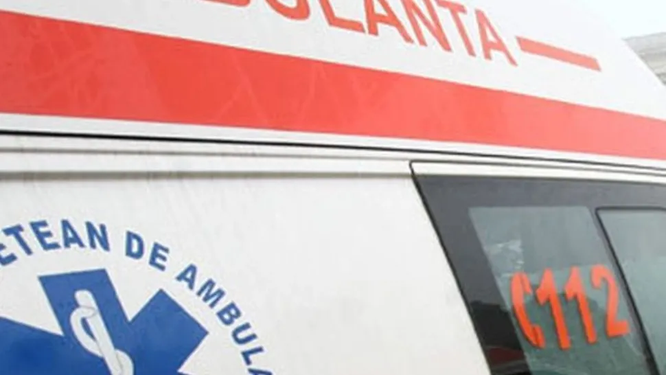 Accident în Sibiu: o fetiță de un an și jumătate a căzut din mașină după ce a deschis portiera în mers