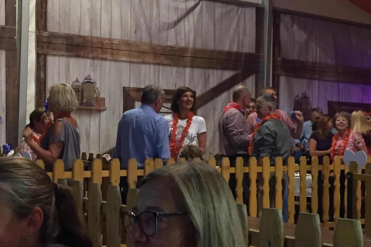 VIDEO | Carmen Iohannis a petrecut la CibinFEST alături de un grup de prieteni:  "Mă simt foarte bine aici!"