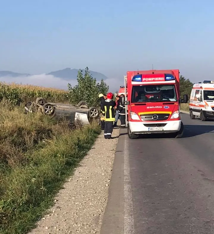 BRAȘOV. O mașină s-a răsturnat în șanț după ce a evitat impactul cu o basculantă