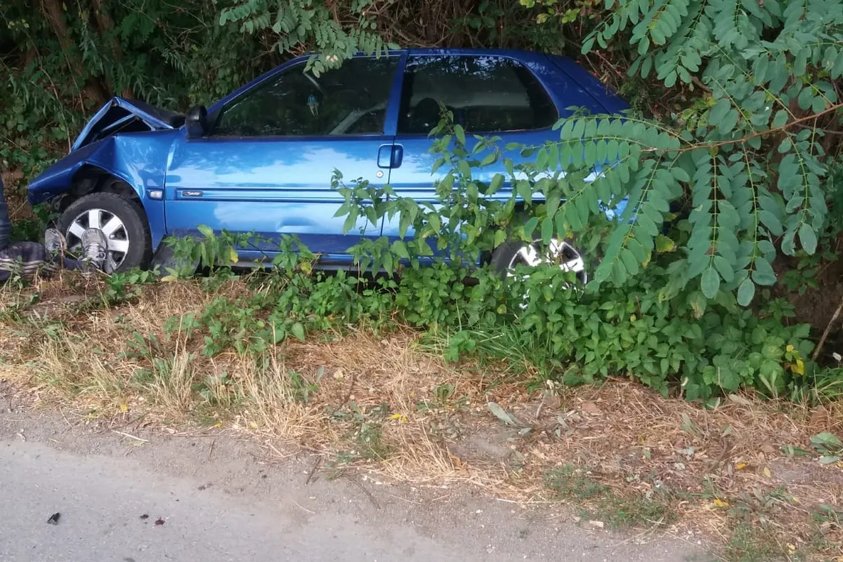 Un șofer a ajuns la spital după ce pierdut controlul mașinii și a părăsit carosabilul