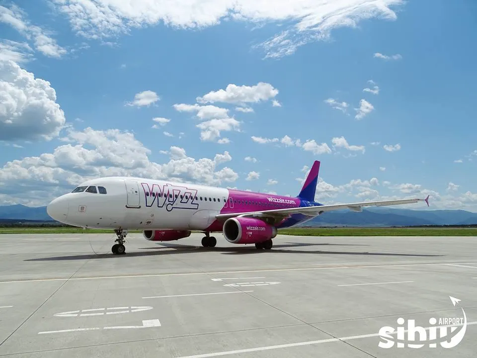 Aeroportul Sibiu: Avion revenit la sol după ce unui pasager i s-a făcut rău