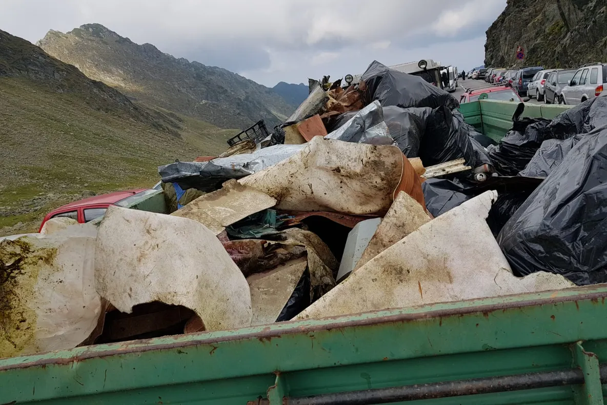 Peste 100 de saci de deşeuri, adunaţi la Bâlea Lac