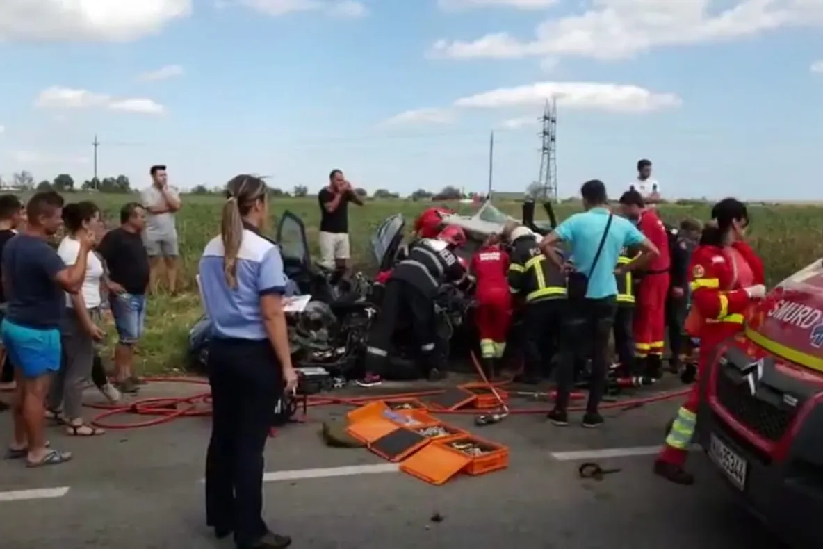 Slimnic: A intrat cu mașina în zidul unei case după ce a adormit la volan