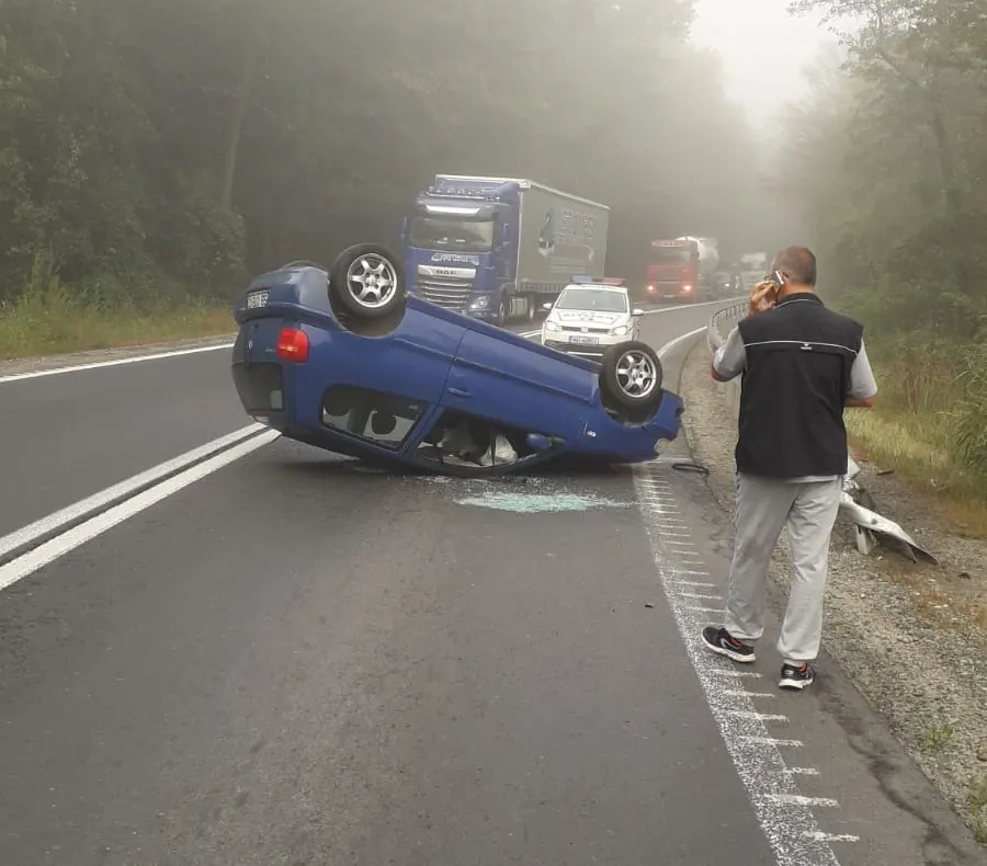 Neatenția la volan. S-a răsturnat cu mașina pe carosabil