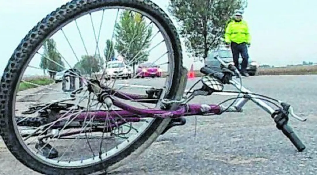 Un biciclist a ajuns la spital după ce a fost lovit de o mașină