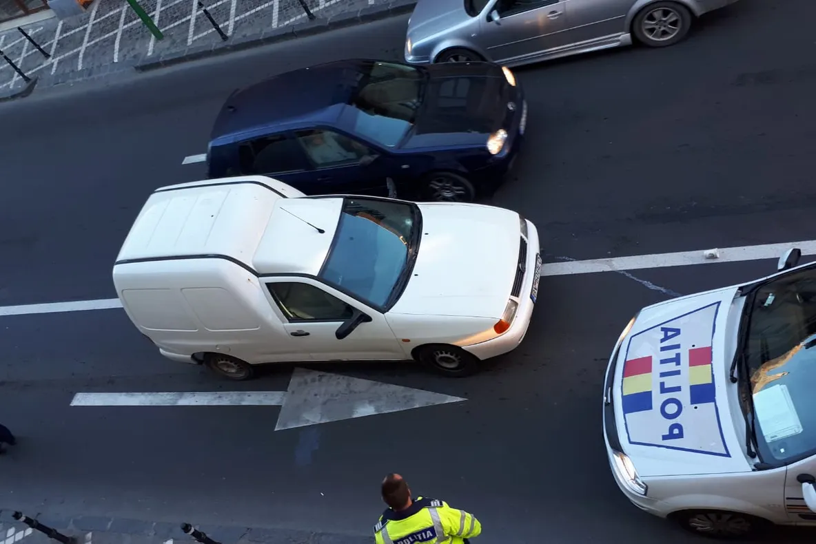 BRAŞOV. Minoră de 12 ani, transportată la spital după ce a traversat strada printr-un loc nepermis