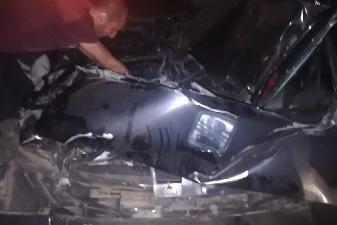 BRAŞOV | UPDATE. VIDEO - Accident grav pe DN13. Un TIR s-a răsturnat peste un autoturism. O persoană decedată