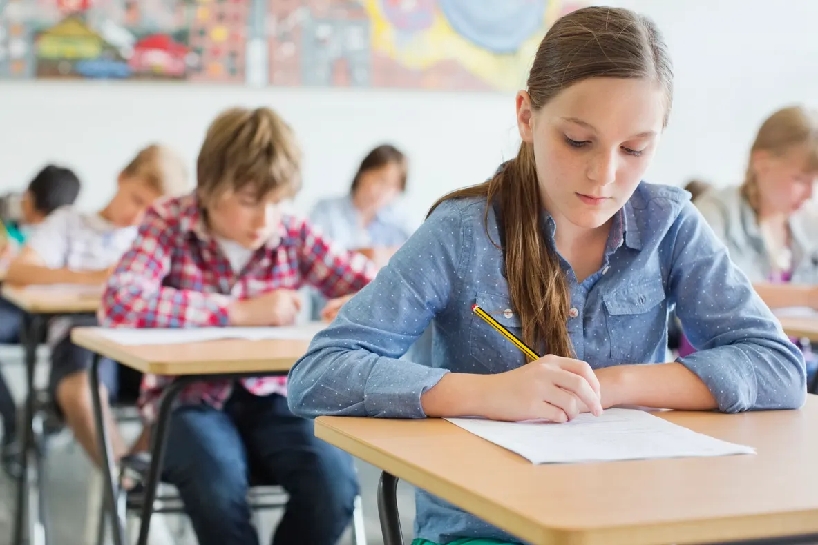 Ministerul Educației alocă 70 de lei în plus pentru bursa „Bani de liceu”
