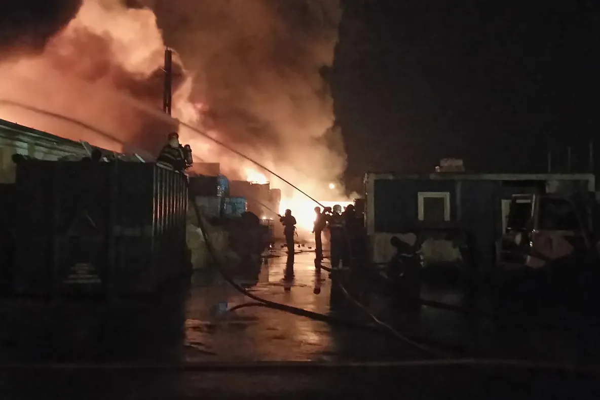 Incendiu stins după nouă ore, la un depozit din Sibiu. S-a deschis dosar penal pentru distrugere din culpă!