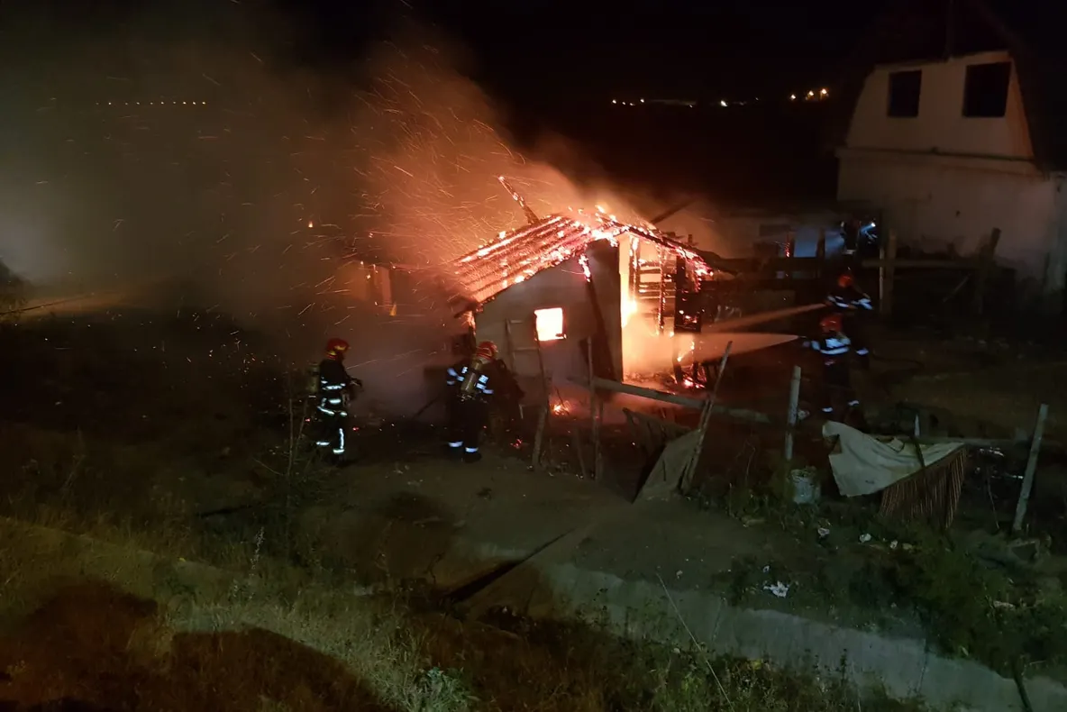 Două incendii izbucnite noaptea trecută, în județul Sibiu