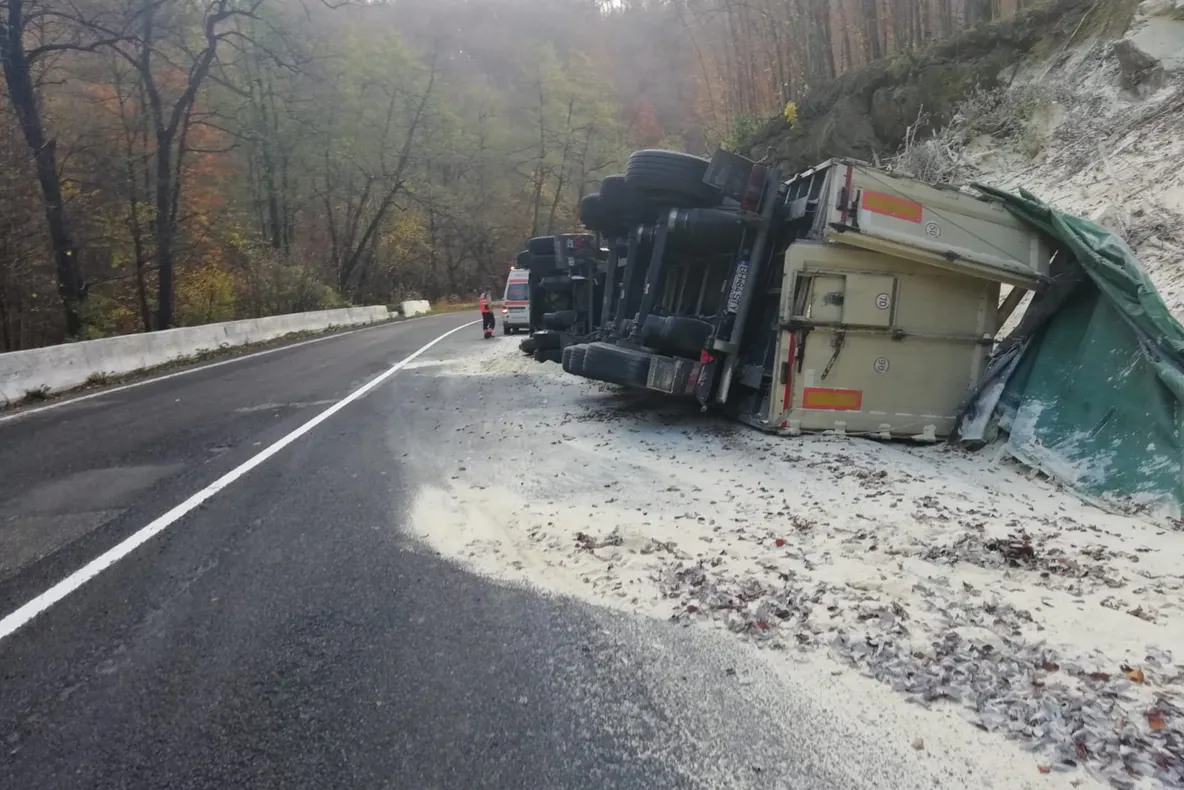 BRAȘOV | VIDEO - Camion care transporta mălai, răsturnat pe DN13