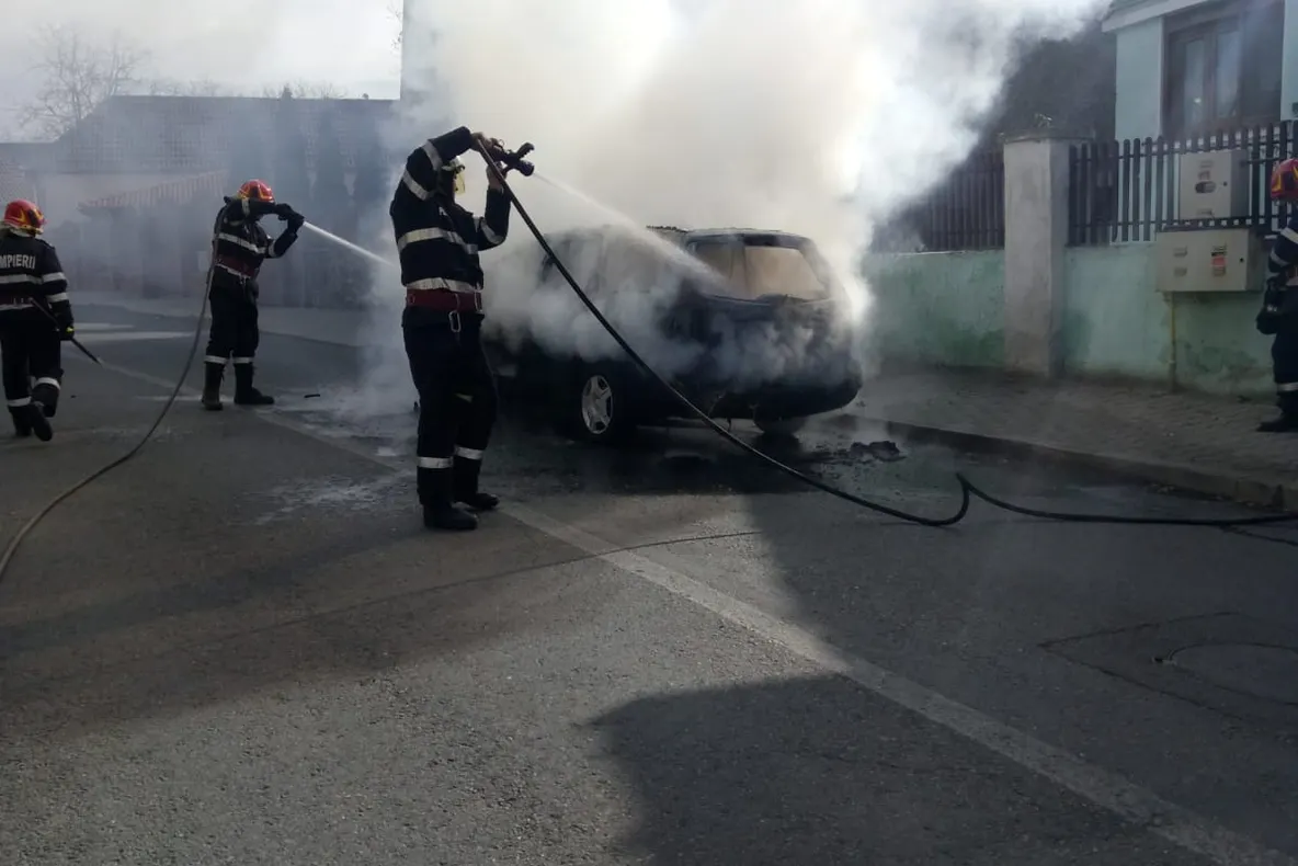 Un autoturism a luat foc în mers, pe o stradă din Mediaș