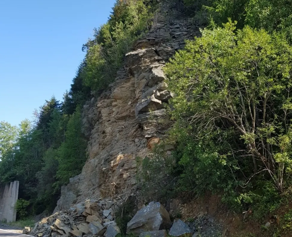 Stâncă detonată pe DJ 105G. Evitaţi drumul forestier Sădurel!