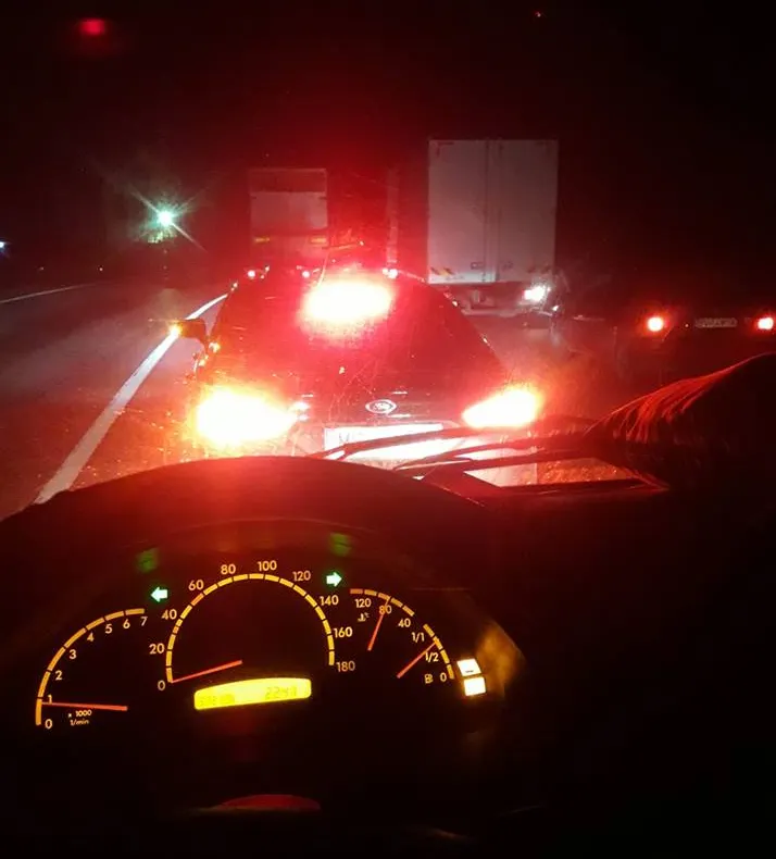 BRAŞOV | Accident pe DN1. Un autoturism, proiectat în afara carosabilului, după ce s-a izbit de un TIR