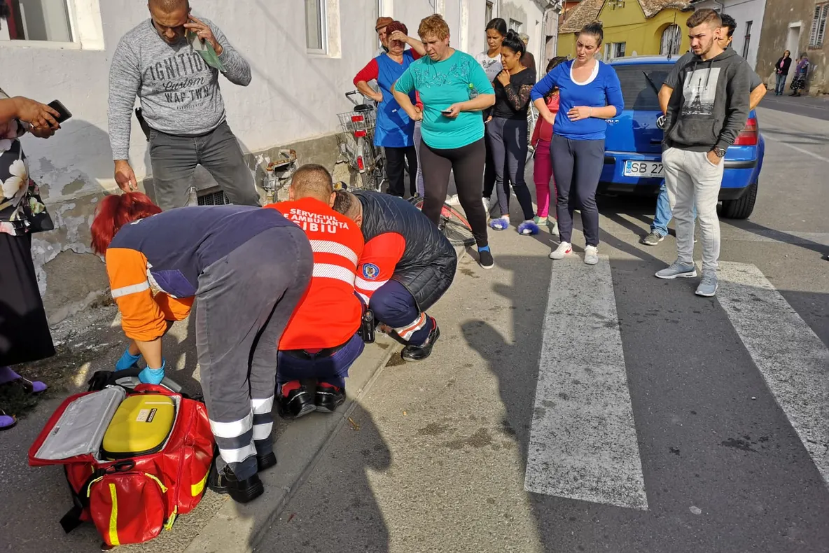 Dumbrăveni: Biciclist acroșat de o șoferiță care nu i-a acordat prioritate