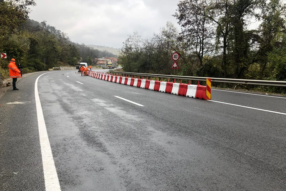 BRAŞOV | Parapete din plastic, umplute cu nisip, montate pe DN13