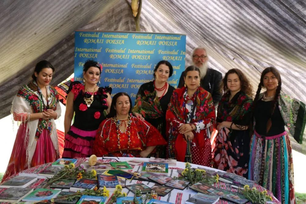 Piața Mică închisă integral pe perioada Festivalului Internațional „Romaii Poesia”