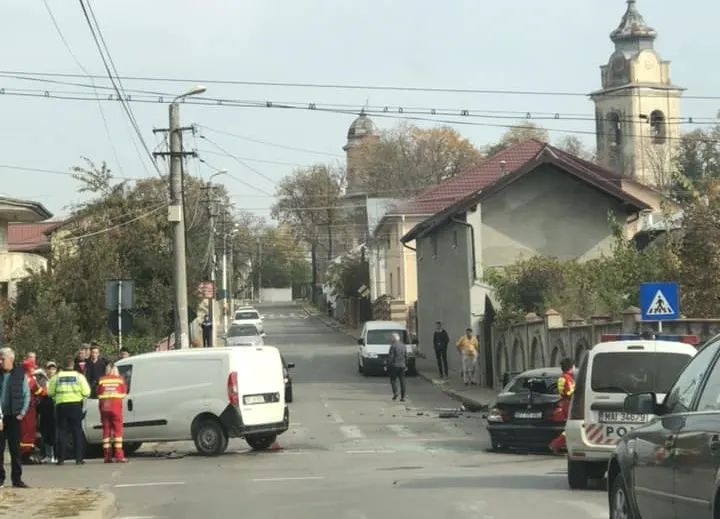 Accident între o maşină şi un microbuz, la Sibiu
