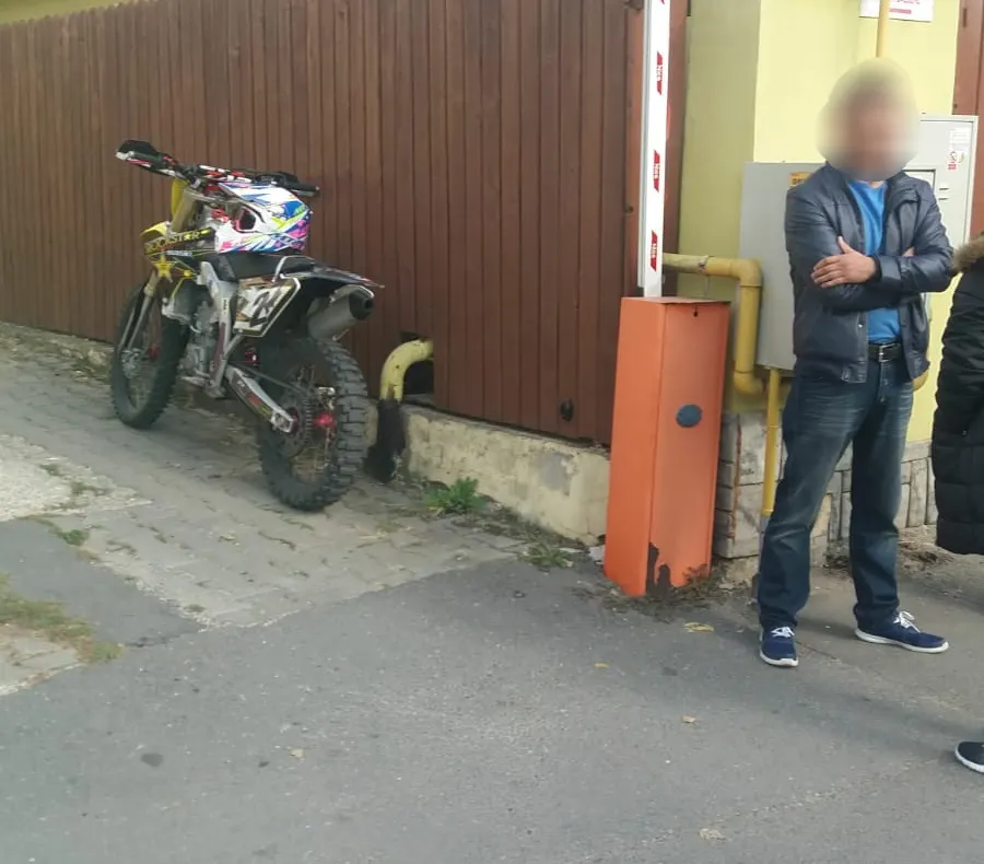 Femeie acroșată de un motociclist fără permis