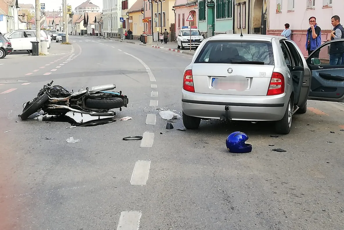UPDATE: Motociclist grav rănit într-un accident, în Sibiu
