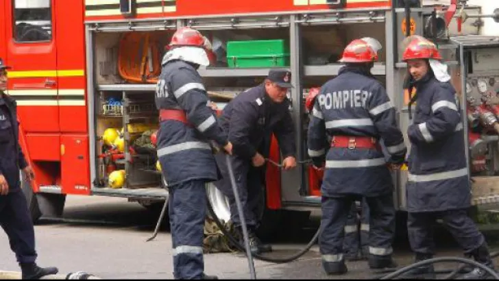O casă din Orlat a luat foc iar doi bărbați au ajuns la spital cu arsuri