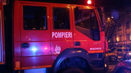 Incendiu într-un bloc din Mediaș. Aproximativ 45 de persoane au fost evacuate, iar cinci au suferit atacuri de panică