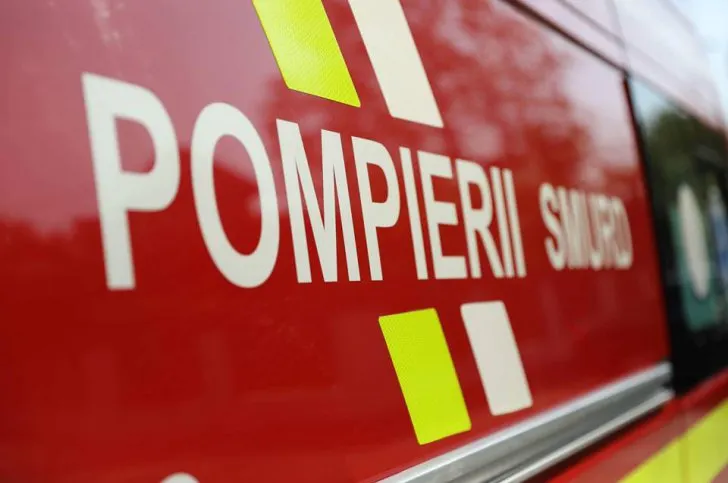 UPDATE: O persoană cardiacă a rămas blocată în casă. Intervin pompierii