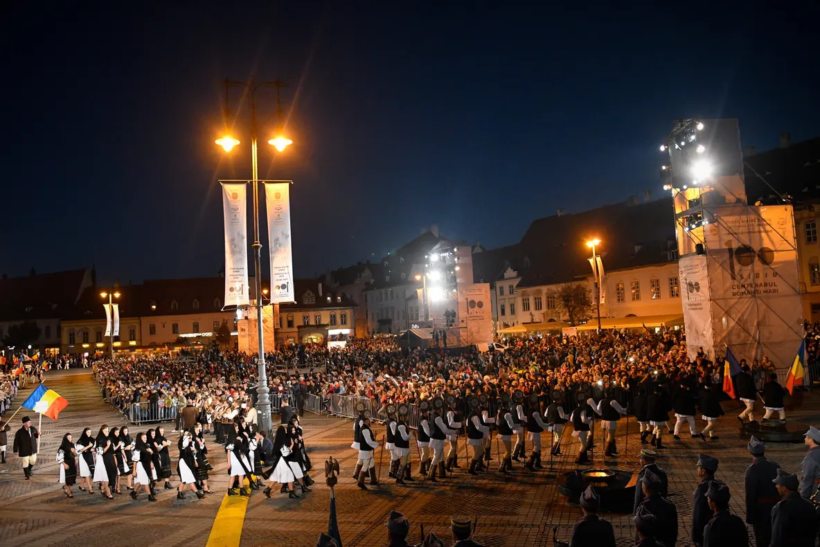 Generalul francez Henri Mathias Berthelot, primit de Iuliu Maniu în Piața Mare. Ca acum 100 de ani