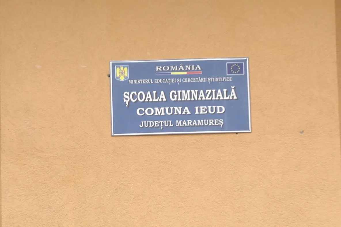 O maşină s-a răsturnat în apropierea Muzeului Satului. Două victime transportate la spital