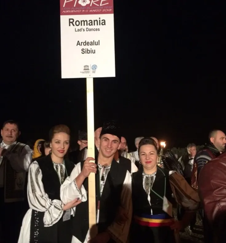 Ansamblul "Ardealul" duce tricolorul românesc pe Marele Zid Chinezesc