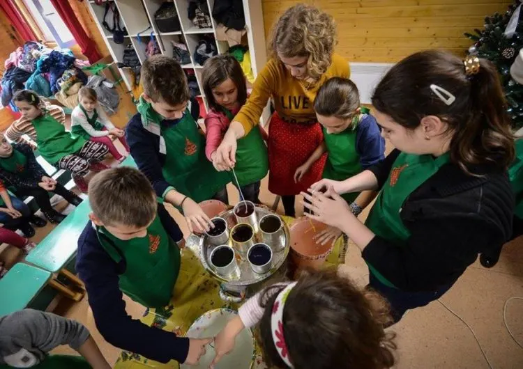 Atelier de făcut lumânări, după metode străvechi, la Târgul de Crăciun din Sibiu