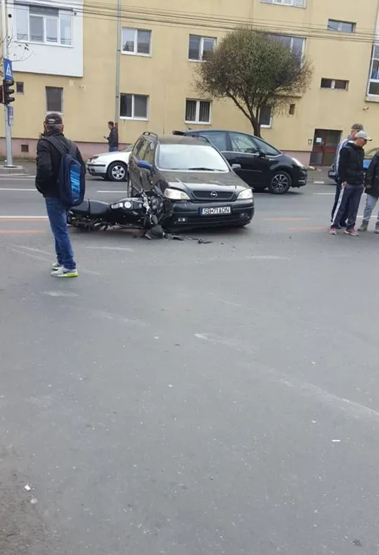 Motociclist de 17 ani, lovit de o maşină pe strada Electricienilor
