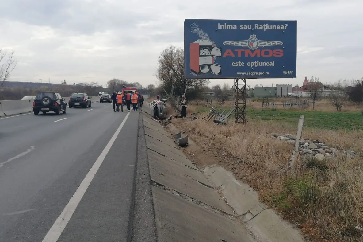 Accident la Veștem. Un tânăr s-a răsturnat cu mașina în șanț
