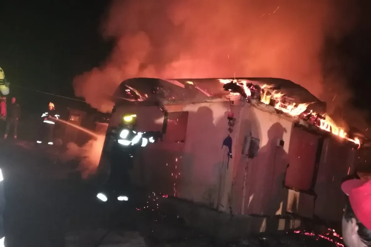 UPDATE: Incendiu în Fofeldea. Arde acoperișul unei case