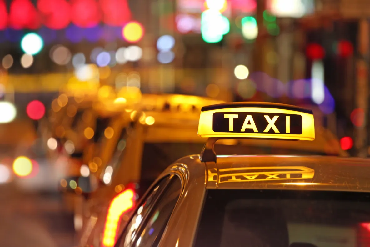 Doi tineri au reușit să jefuiască 12 taxiuri din Mediaș