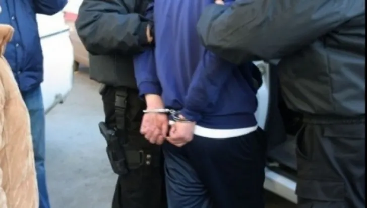 Proxenet reținut de polițiști, la Veștem. Era însoțit de trei tinere