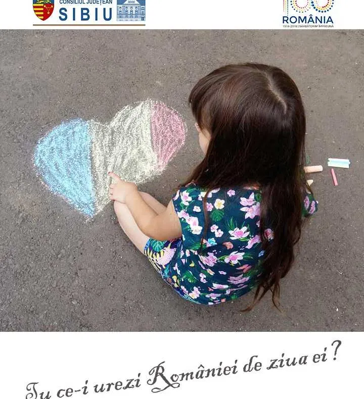 Cele mai frumoase urări pentru România, pe un banner în mijlocul Sibiului