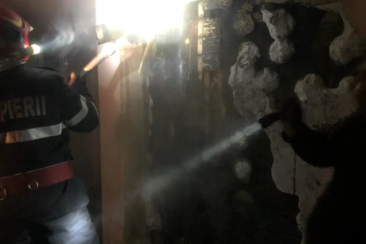 UPDATE | Incendiu la o locuinţă improvizată, în Avrig. Cauza probabilă, un coş de fum neizolat termic corespunzător