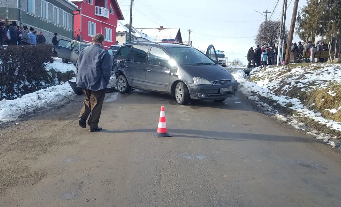 UPDATE | Patru adulţi şi un copil, la spital, după ce au fost loviţi de un şofer de 25 de ani