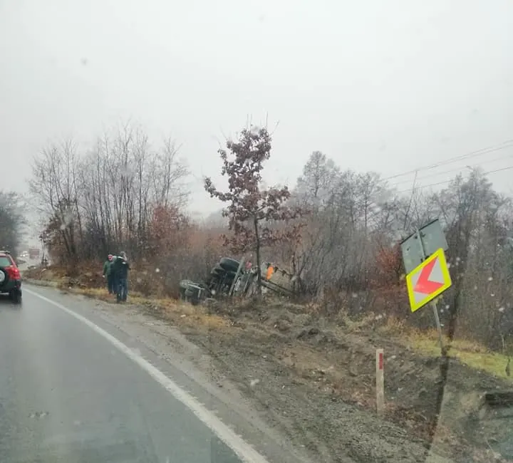 Trafic blocat la Hula Bradului, din cauza unui camion răsturnat