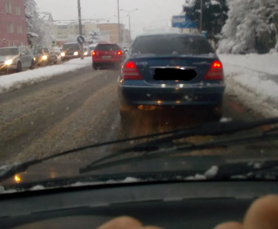 În Sibiu se circulă în condiții de iarnă. Nu au fost anunțate blocaje
