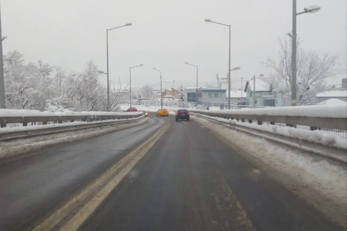 Peste 70 de tone de sare s-au răspândit pe drumurile din județ