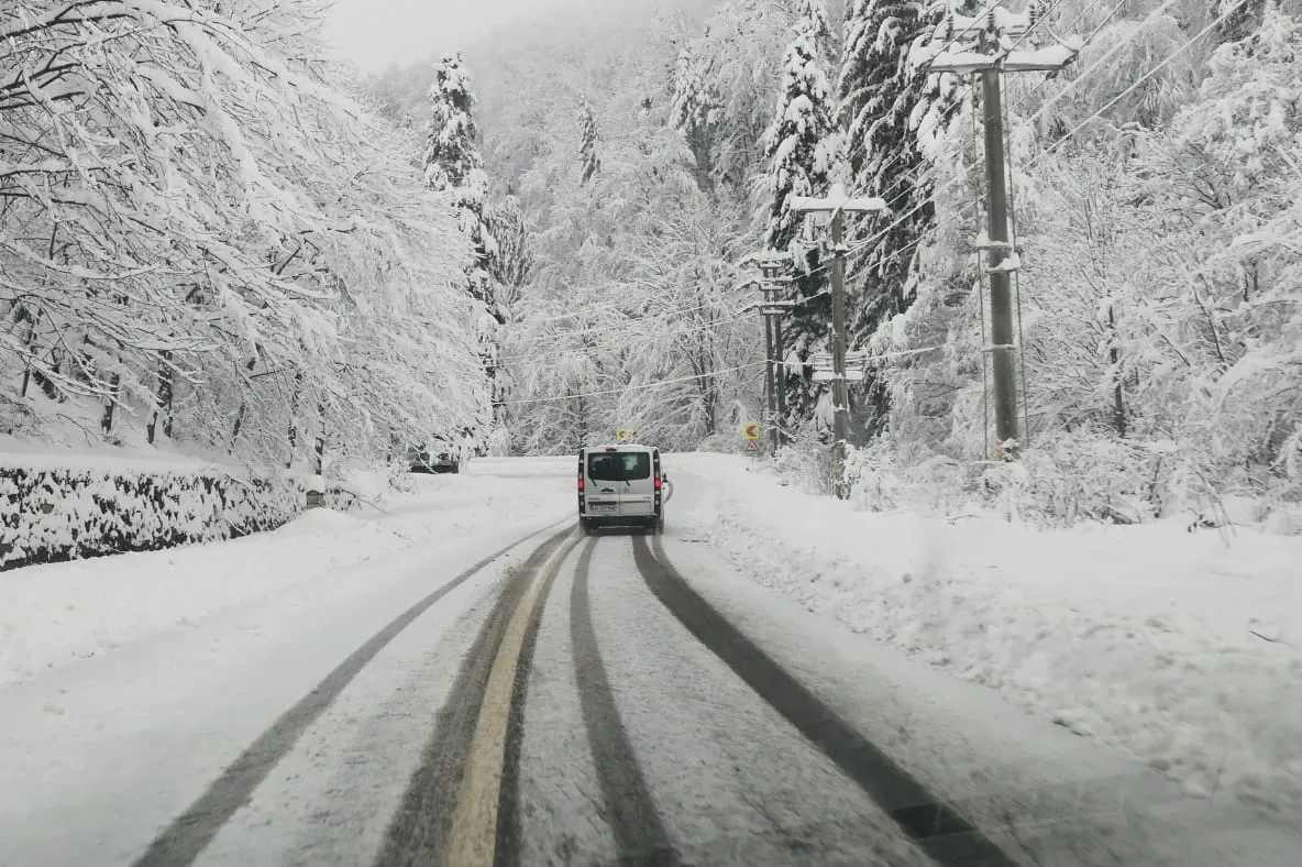 Peste 130 de tone de sare pe drumurile naţionale şi autostrăzile din judeţul Sibiu