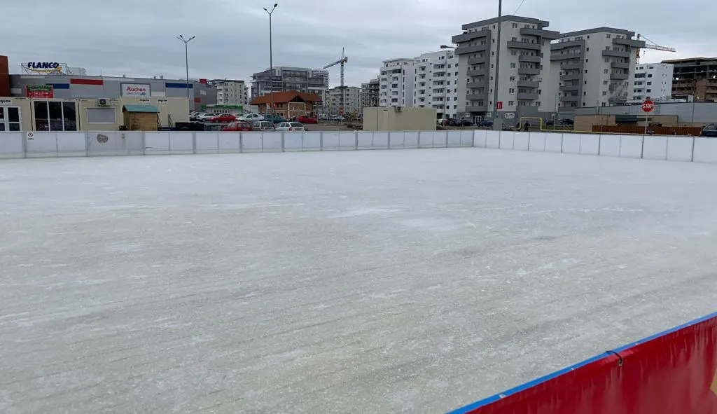 S-a deschis cel mai mare patinoar din zona Sibiului. În parcare la Shopping City