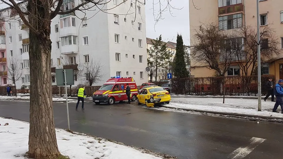 Pieton lovit pe trecere de o mașină, pe Calea Cisnădiei