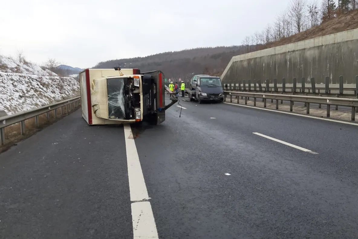 Se circulă pe o bandă, pe A1, în zona Aciliu