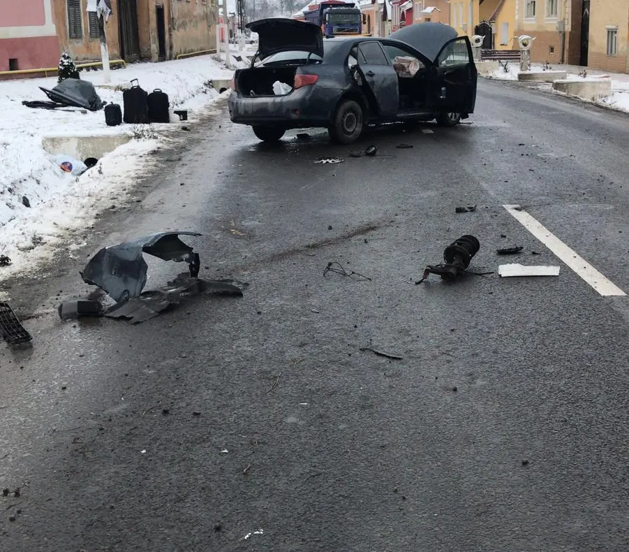 Video/ UPDATE: Trei persoane rănite într-un accident. Momentul impactului surprins de camere video