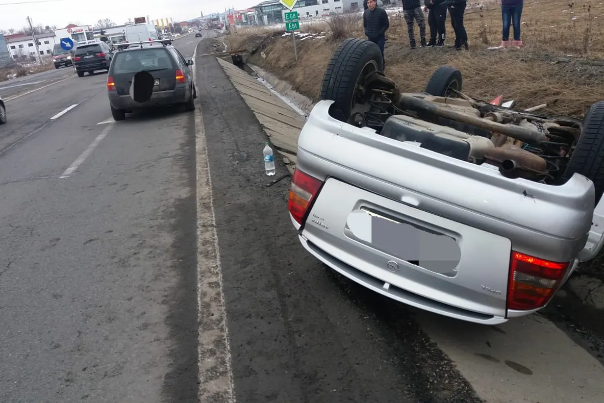 Un tânăr s-a răsturnat cu mașina în șant la intersecția Șelimbăr cu Cisnădie