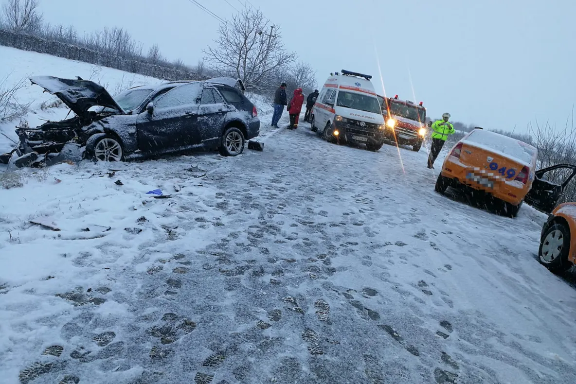 Foto: Trei persoane rănite într-un accident de circulație petrecut la ieșire din Cristian